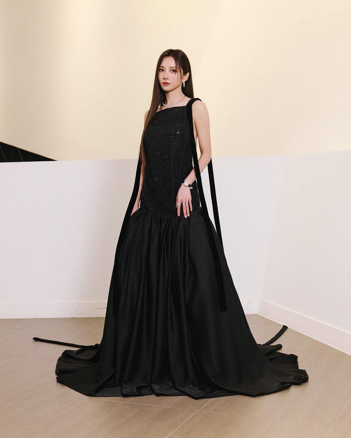 #蔡黃汝 graced the 61st Golden Bell Awards in a striking black couture gown from #LETOIIATELIER COUTURE’s “Echoes Among Cedars” collection, embodying a captivating balance of strength and elegance.