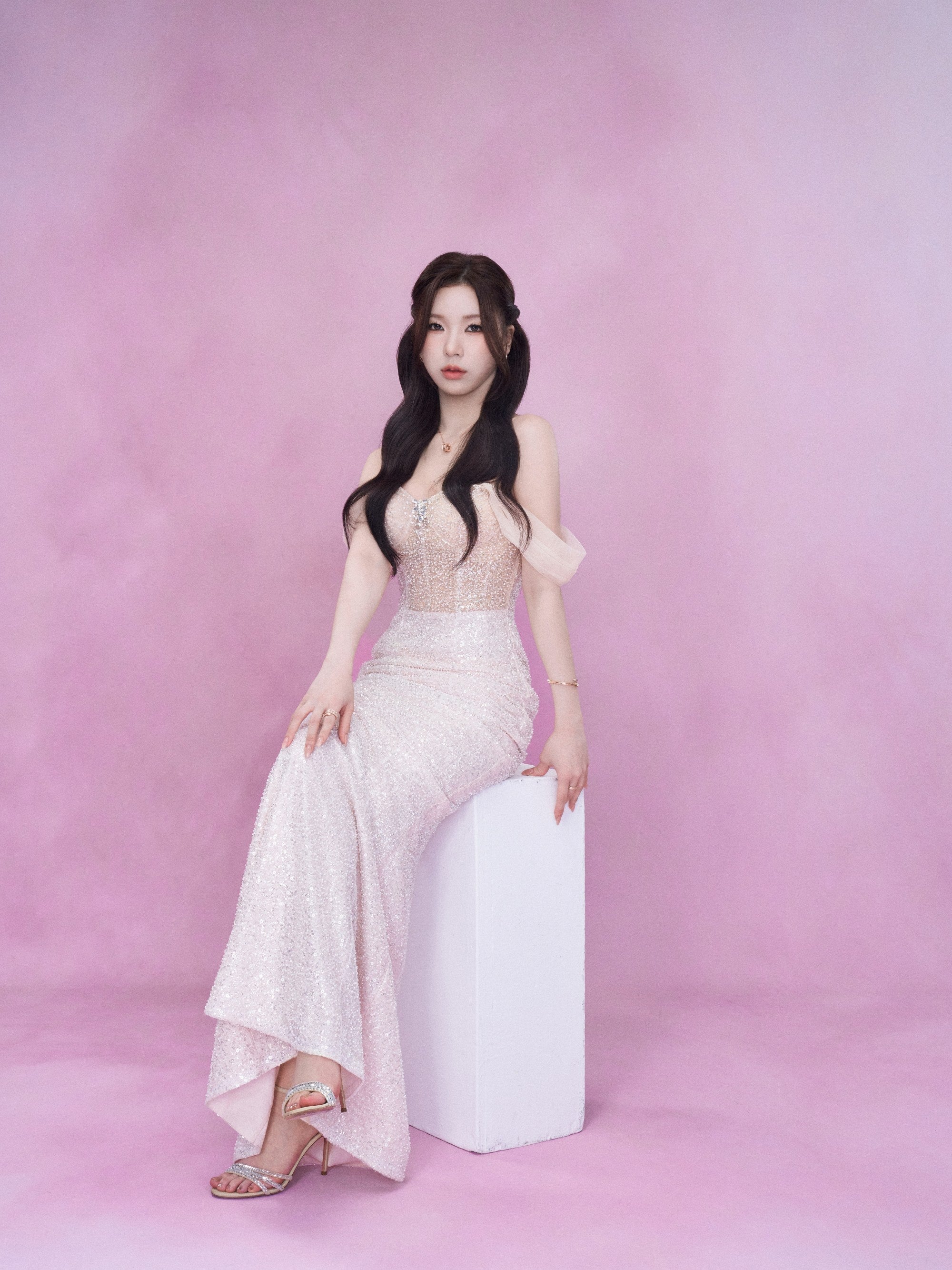 GENBLUE’s Ayeon looked stunning in LETOII ATELIER’s “ELUSIVE” couture gown for the Golden Melody Awards.